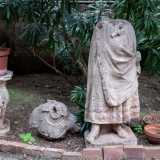 ...e statuette che ritraggono bambini, elefanti e busti tra cui quello dei promessi sposi Renzo e Lucia